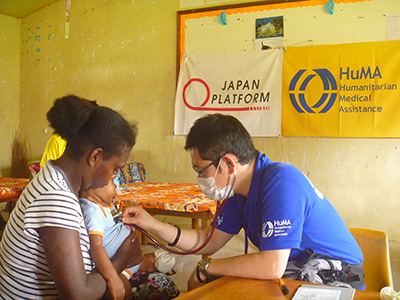 Epao村での診療活動　聴診する稲葉医師（写真提供：HuMA）