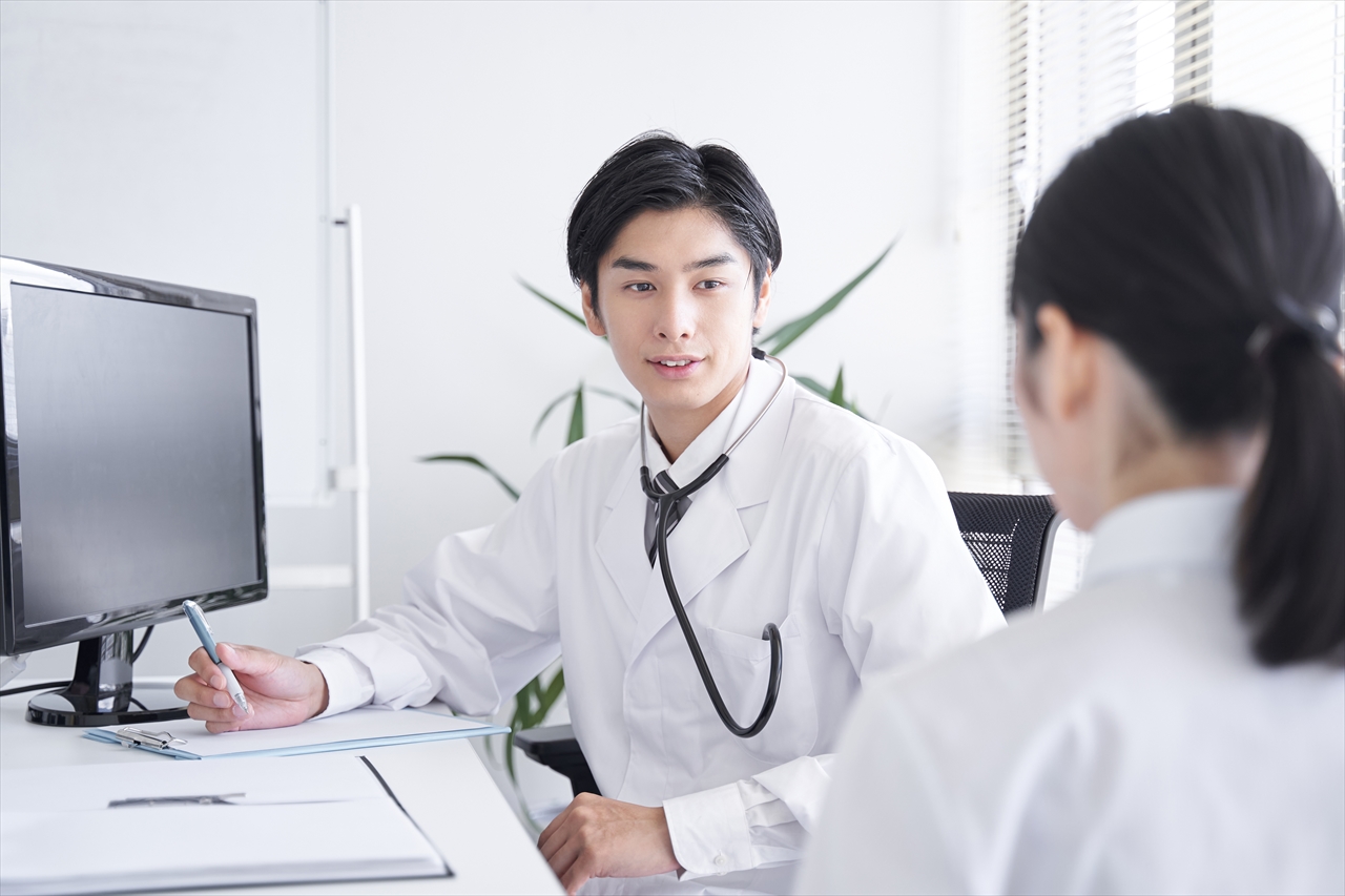 診療をする医師のイメージ写真