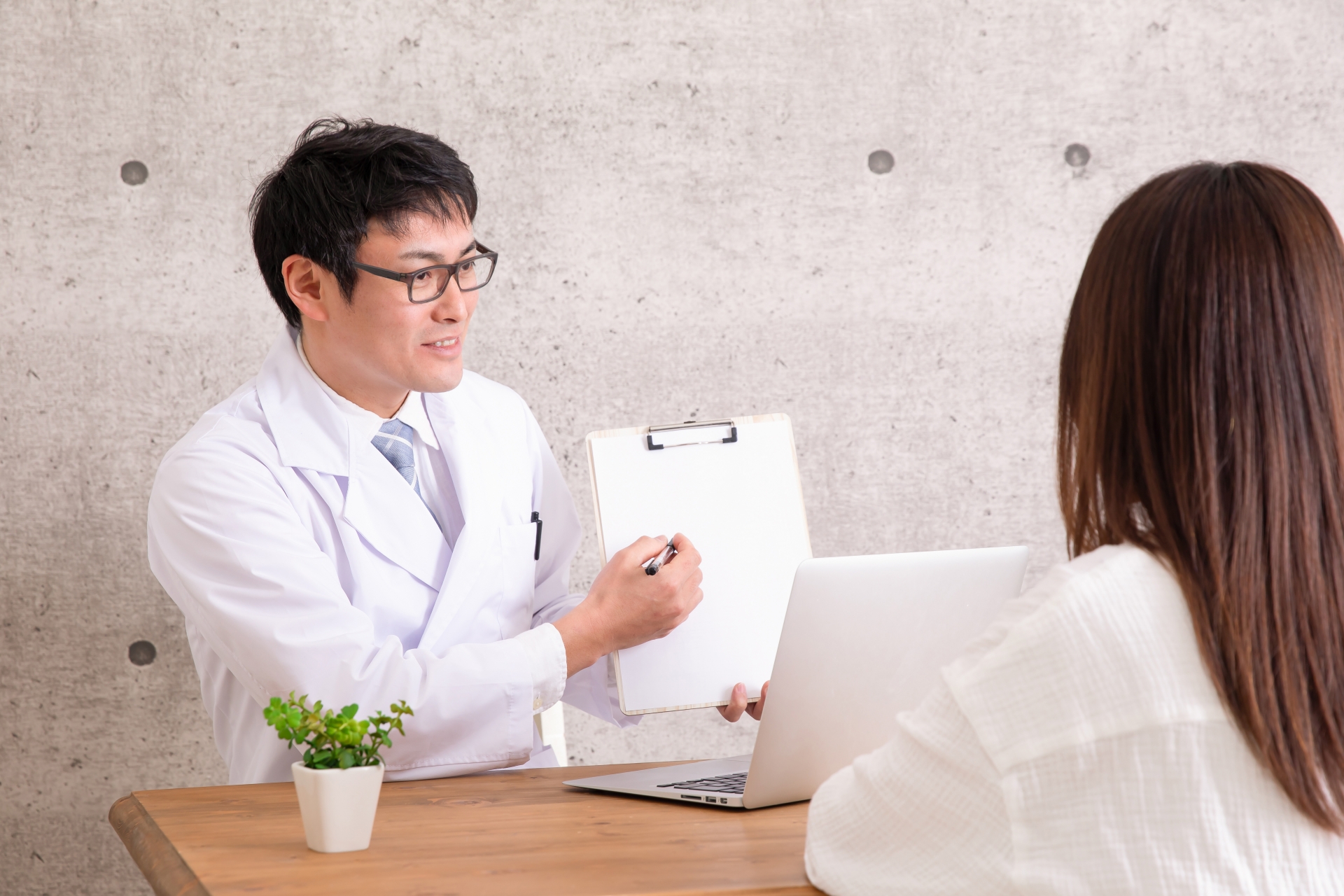 患者に説明をする医師のイメージ写真