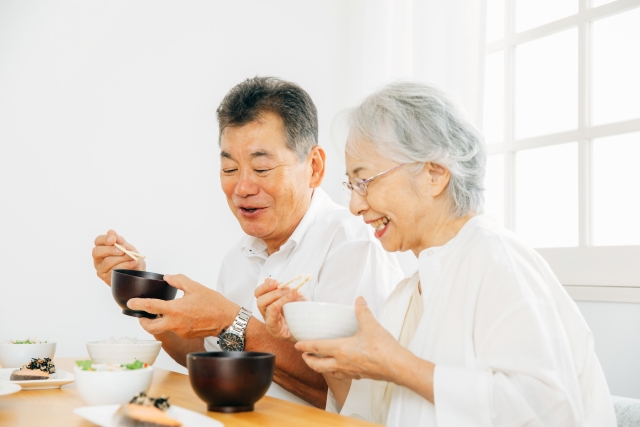 食事をする夫婦イメージ写真