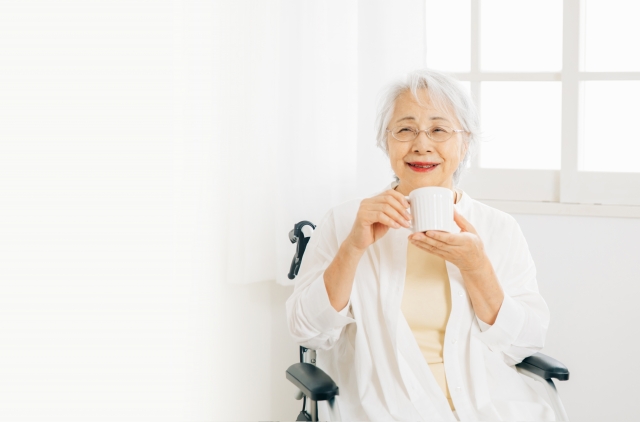お茶を飲む高齢者のイメージ写真