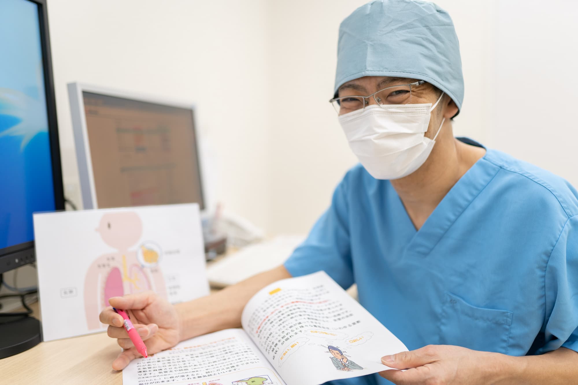 手術前問診を行う看護師の写真