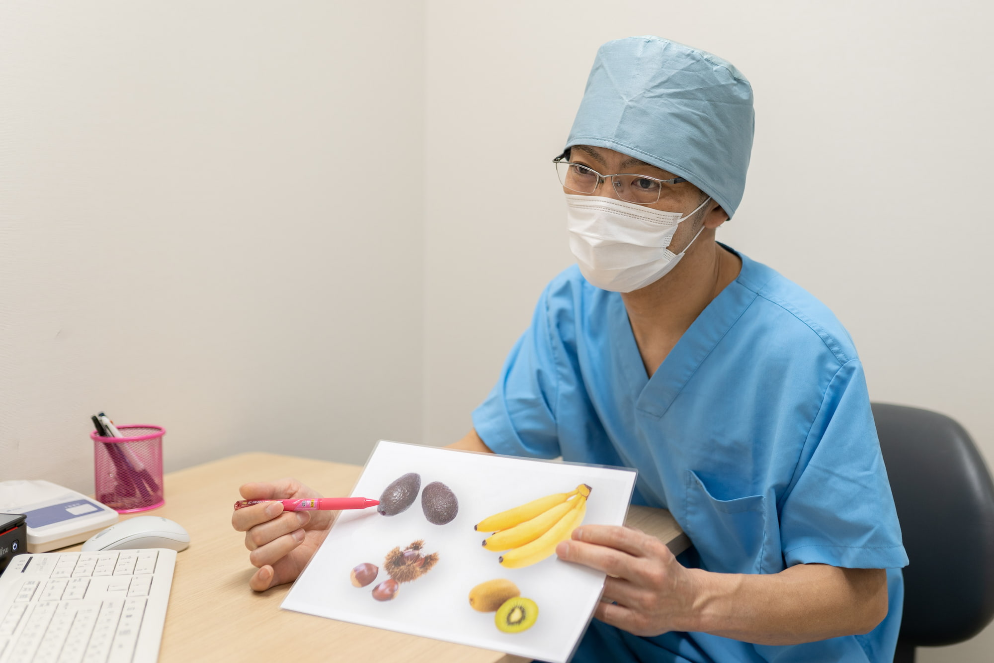 アレルギーについて確認を行う看護師の写真