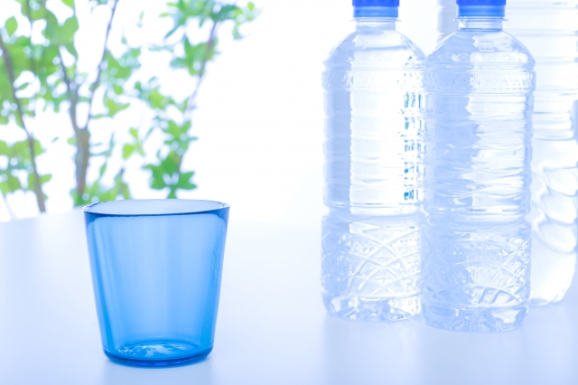 水の入ったペットボトルのイメージ写真