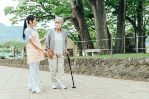 散歩をする高齢者のイメージ写真