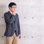 喉に違和感を覚える男性のイメージ写真