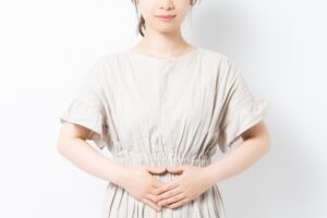 下腹部をさする人物のイメージ写真