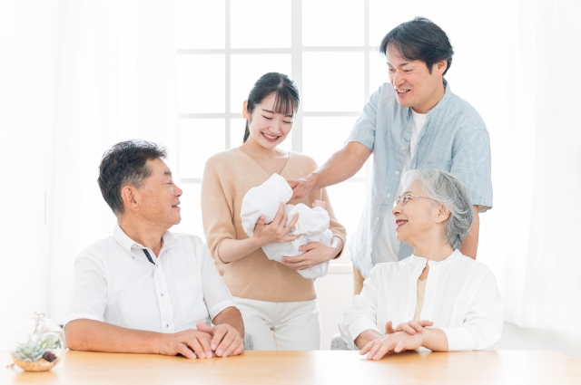 赤ちゃんを囲む家族写真イメージ図