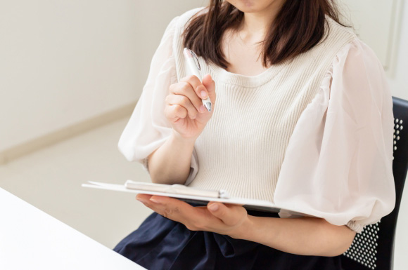 バースプランを記入中の女性のイメージ図