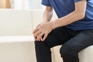 膝が痛い人物のイメージ写真