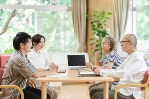 家族会議をする人々のイメージ