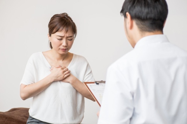 医師に悩みを相談する患者のイメージ写真