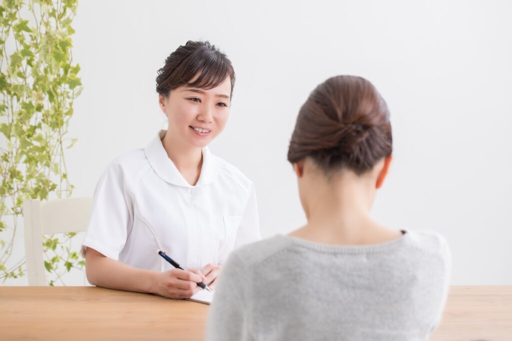 カウンセラーに相談をする人のイメージ