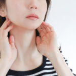 顎を気にする女性のイメージ写真