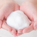 石けんを泡立てたイメージ写真