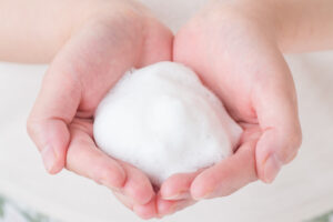 石けんを泡立てたイメージ写真