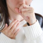 咳をする人物のイメージ写真