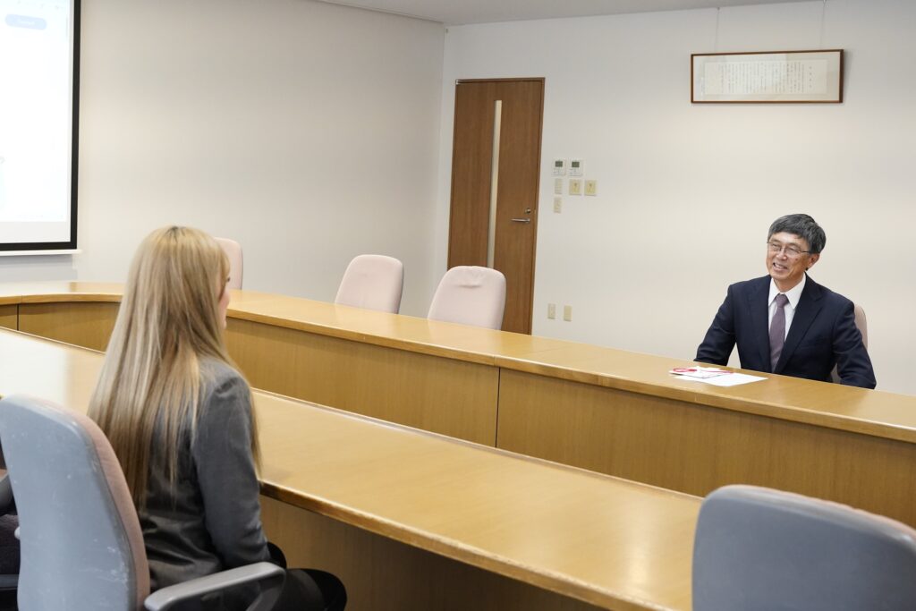 寄贈式で桑木志帆選手にお礼を述べる仁熊院長