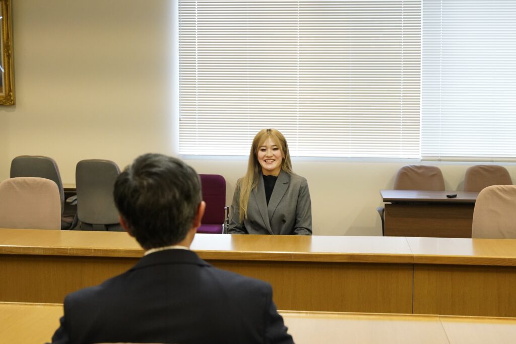 寄贈式でお礼を述べる仁熊院長の言葉を聞いている桑木志帆選手