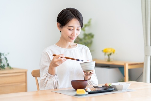 ゆっくり食事をとる人物のイメージ写真