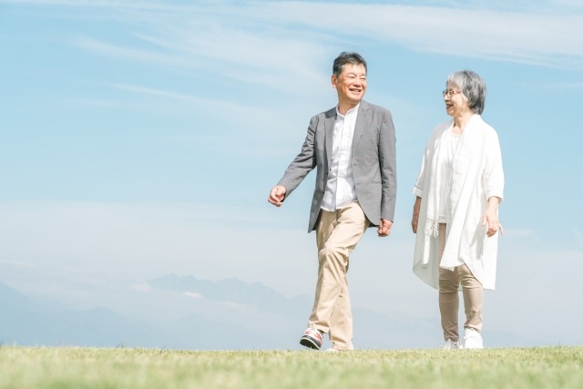 散歩をする元気なシニアのイメージ写真