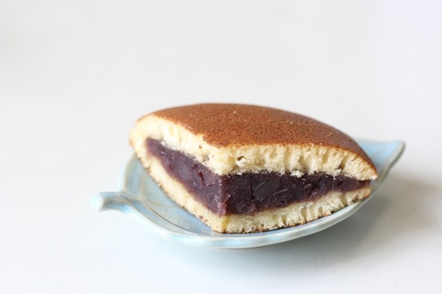 カットされたどら焼きのイメージ写真