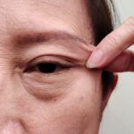 目元を気にする人物のイメージ写真