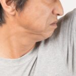 わきのにおいを気にする人物のイメージ写真