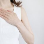 胸に手をあてる人物のイメージ写真