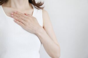 胸に手をあてる人物のイメージ写真