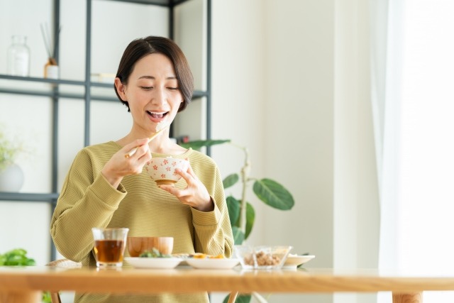 食事をする女性のイメージ写真