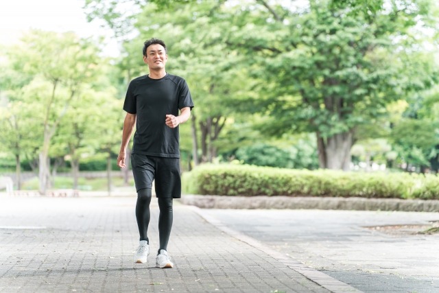 ウォーキングをする男性のイメージ写真