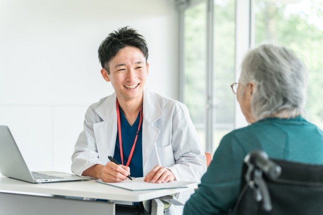 医師と患者のイメージ写真