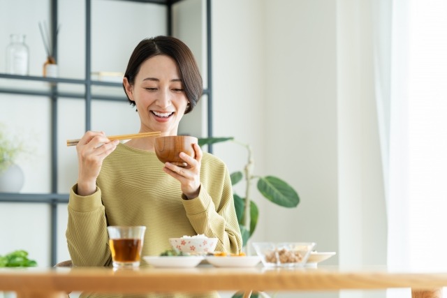 食事を摂る人物のイメージ写真